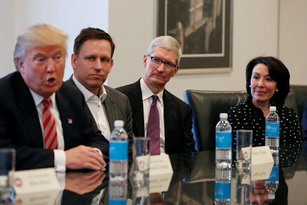 trump said apple will build 3 big factory in usa 01