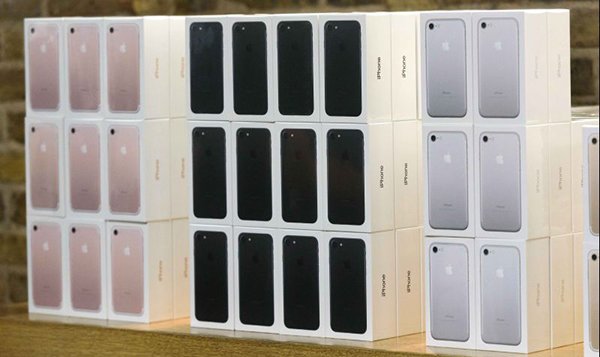 romania thieves steal many iphones from a moving truck 00