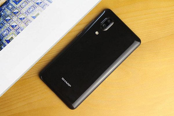 sharp aquos s2 screen is similar to iphone 8 07