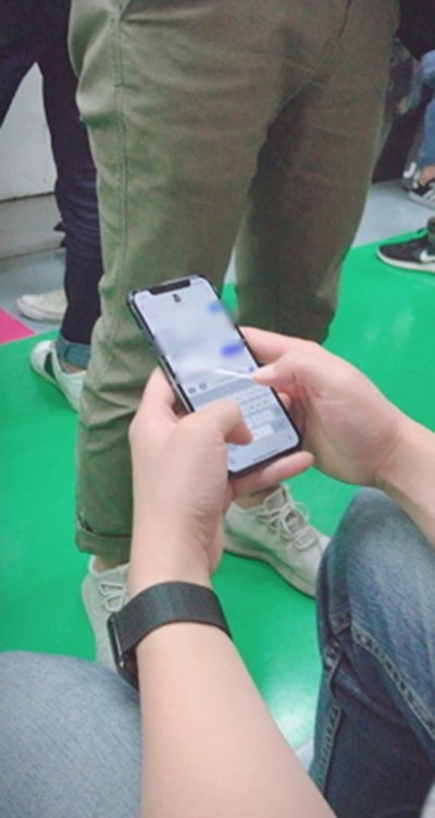 iphone x in korean metro 01