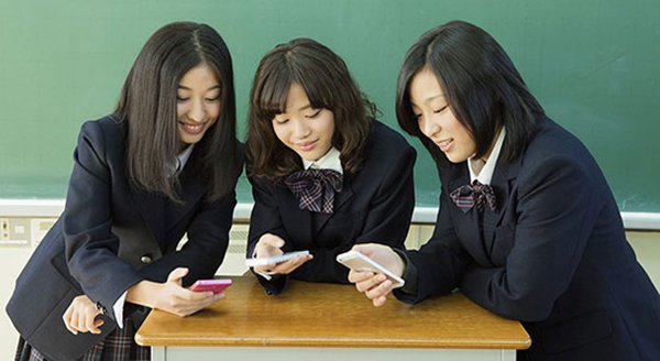 many japanese female student have iphone 00