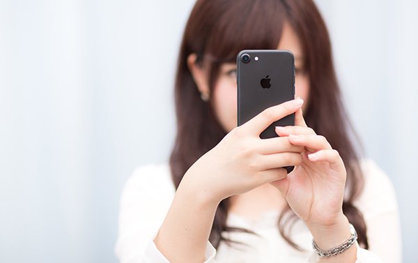 many japanese female student have iphone 01