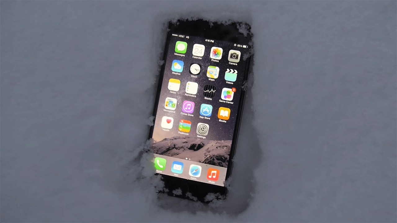 Телефон выключается морозе. Самый худший айфон. Айфон на улице. Айфон на снегу. Брошенные айфоны.