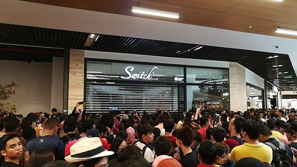 10000 malaysian flood in apple reseller for 50usd iphone 00
