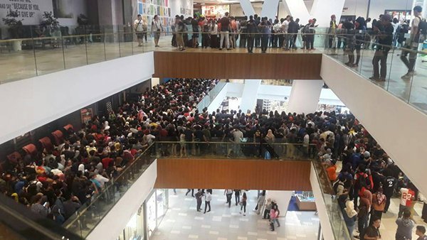 10000 malaysian flood in apple reseller for 50usd iphone 02