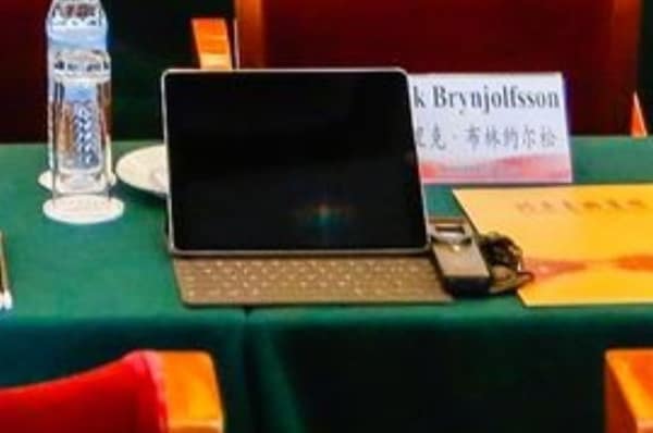 tim cook use windows embarrassedly in china 02