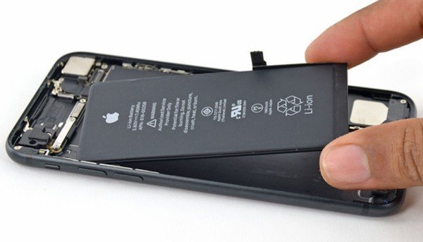 apple store need more staff to replace old iphone battery 01