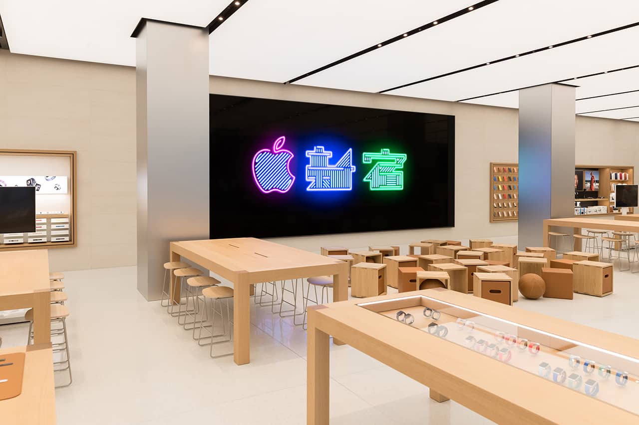 apple store shinjuku inside 00
