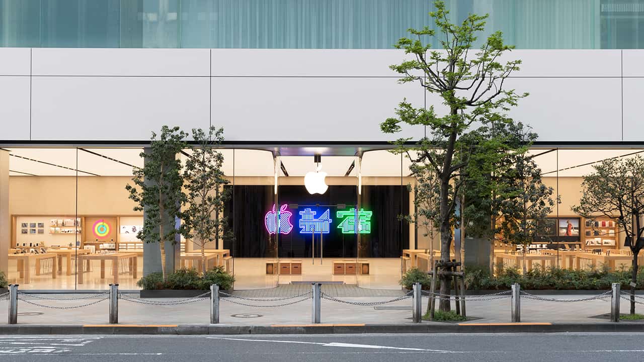apple store shinjuku inside 01