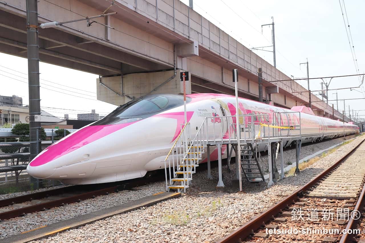 hello kitty shinkansen is about to leave 00