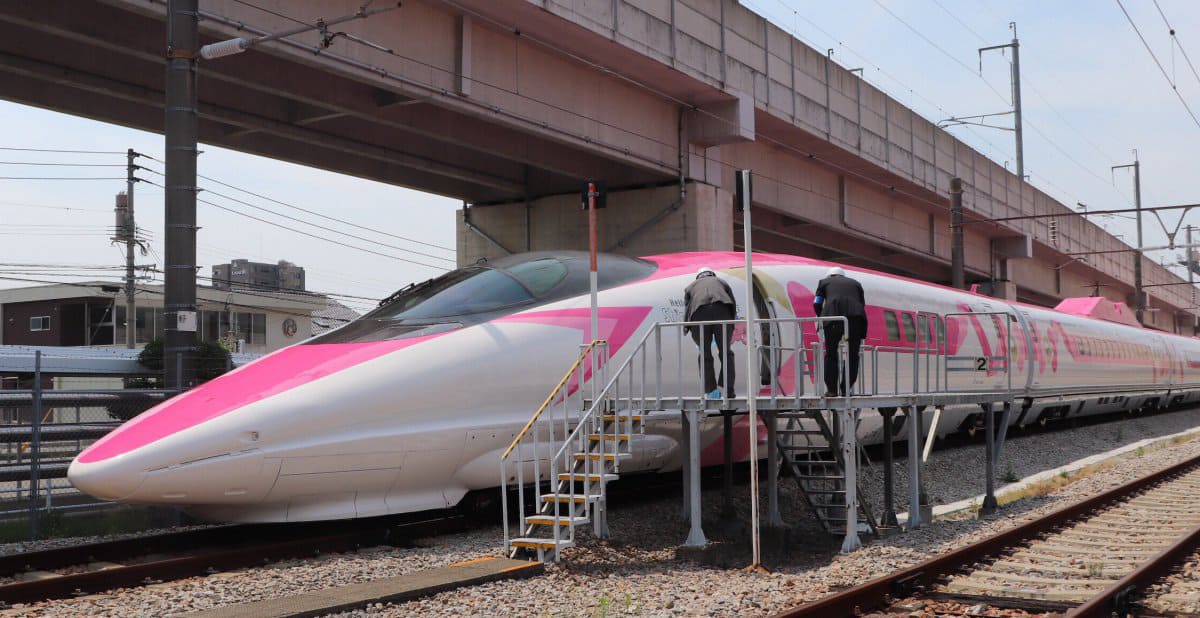hello kitty shinkansen is about to leave 00a