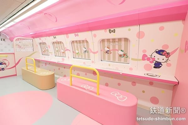 hello kitty shinkansen is about to leave 02