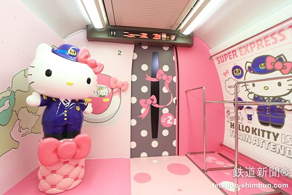 hello kitty shinkansen is about to leave 04