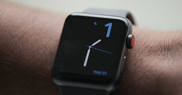 woman fined of distracted driving when using apple watch 00