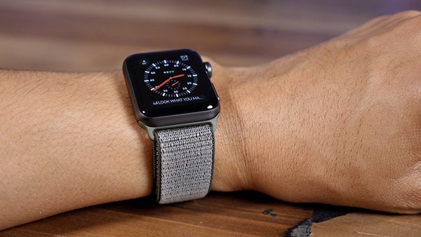 woman fined of distracted driving when using apple watch 02