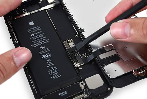 78 customers sue apple over throttling iphones 01