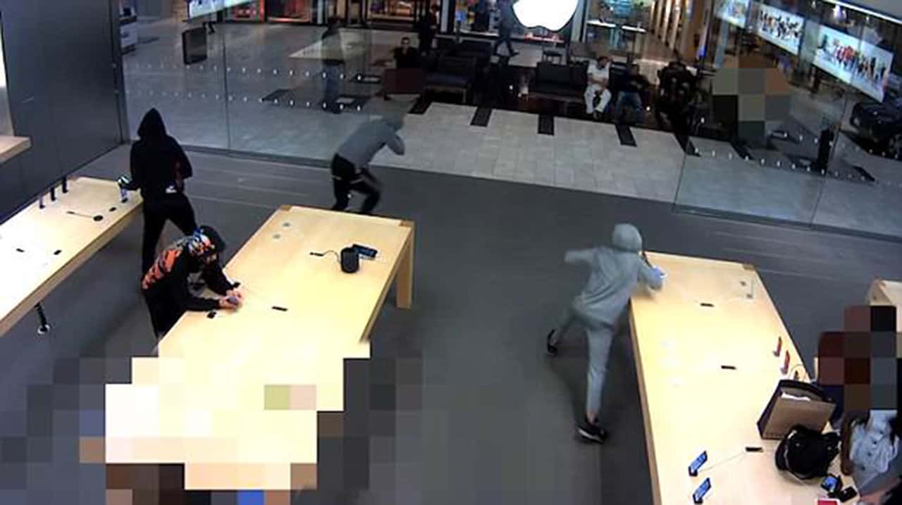 thieves stole usd19000 iphones from apple store 00