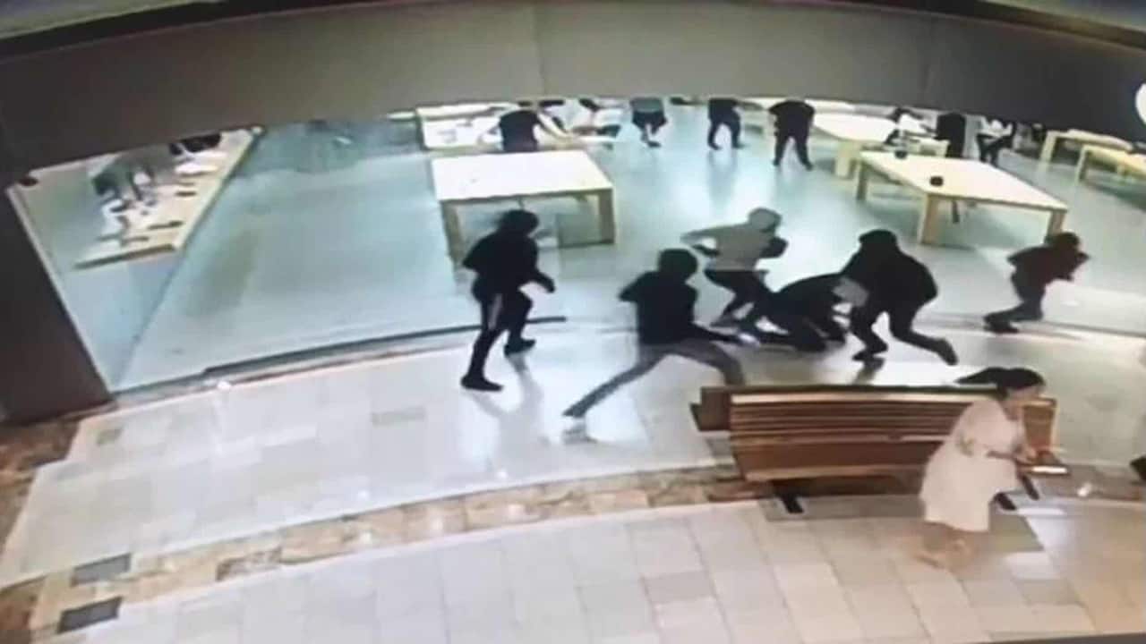 third apple store robbery in usa 00
