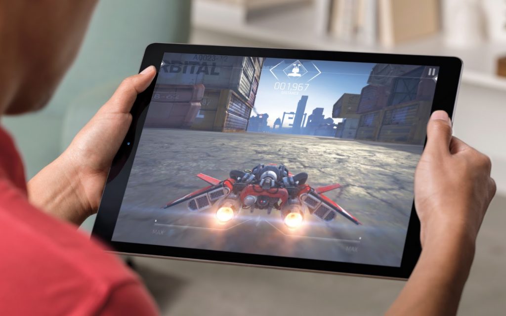 iPadPro Lifestyle Gaming PRINT