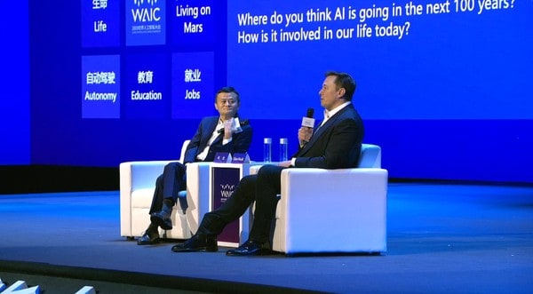 2019 年，馬雲及馬斯克在人工智能峰會上的「雙馬對話」。
