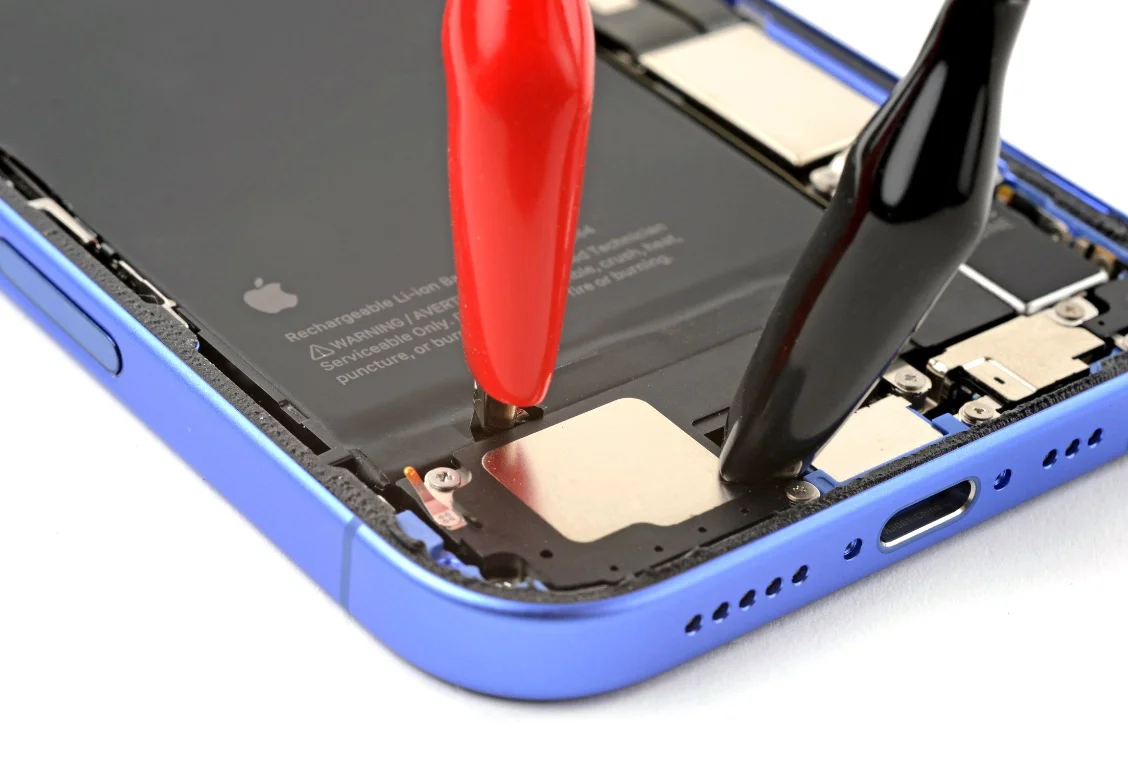 自己電池自己換　iFixit 推出 iPhone 16 換電神器 VoltClip