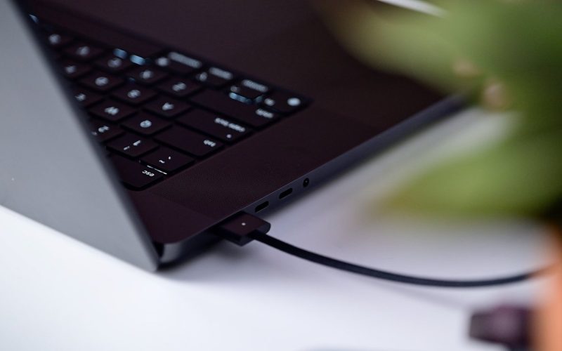 64674 134756 MagSafe MBP M3 xl