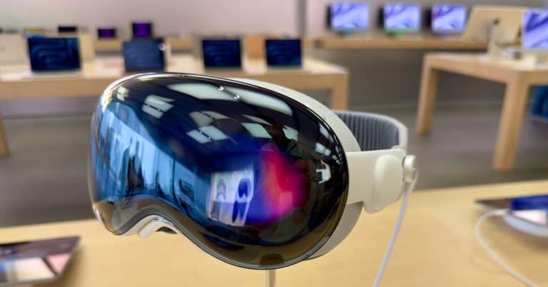 Apple describes a way to make Vision Pro much lighter
