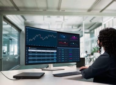 Dell UltraSharp 52 Thunderbolt Hub Monitor 2