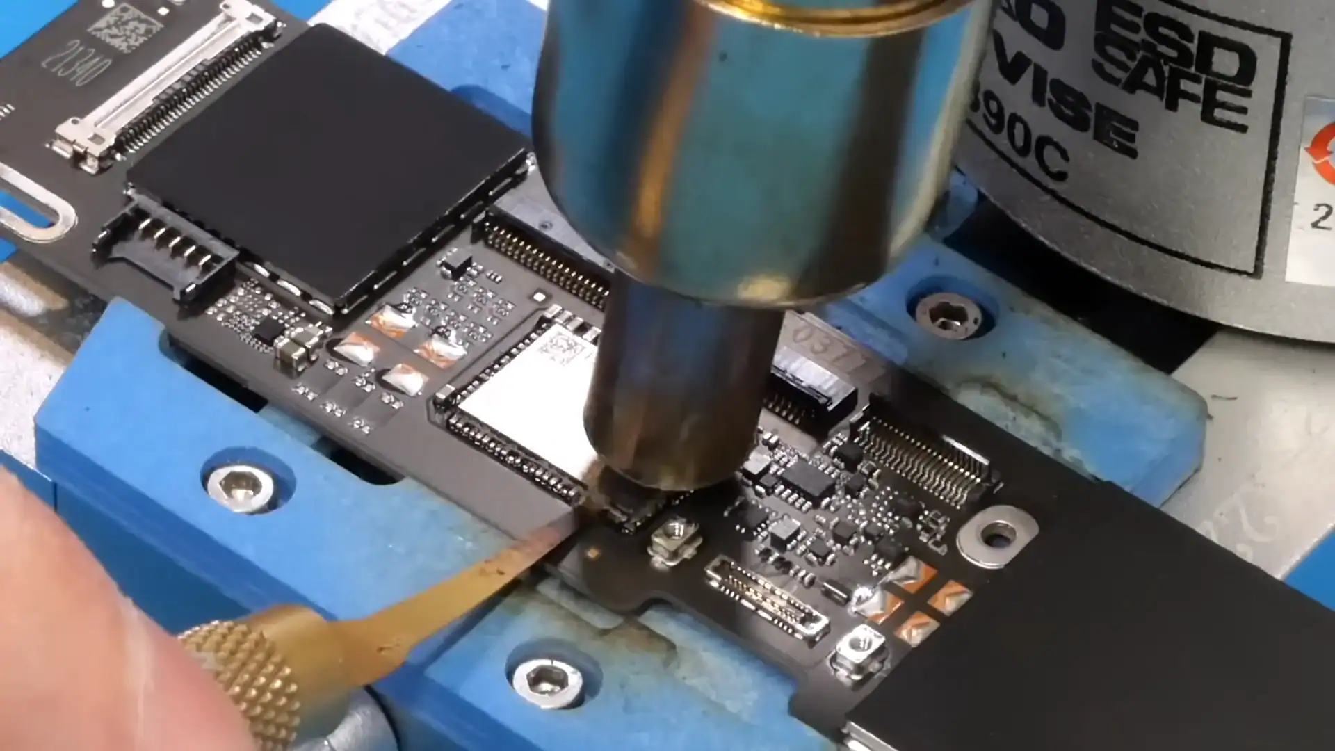 DIY 升級換 SSD　將 MacBook Neo 擴充儲存至 1TB